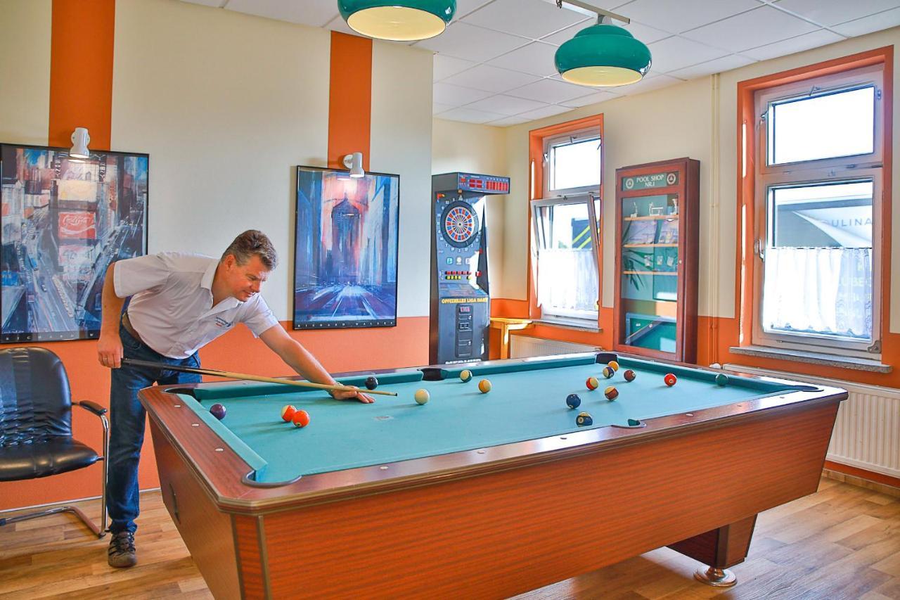 - Zum Hotel